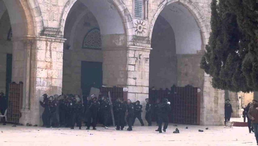 الاحتلال الإسرائيلي يقتحم الأقصى وإصابات في صفوف المصلين  